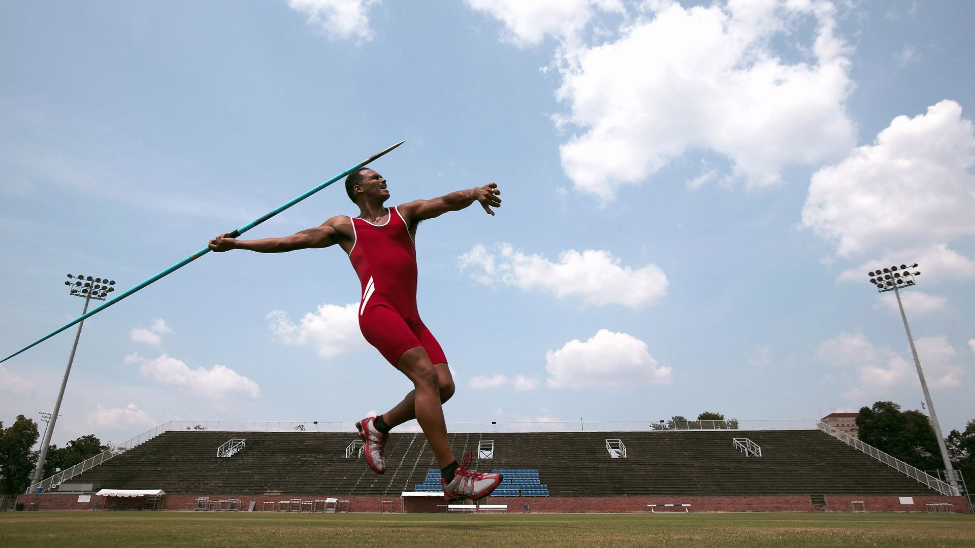 铁闸霍勒迪锁死利拉德,马刺关键战险胜开拓者迎突围曙光